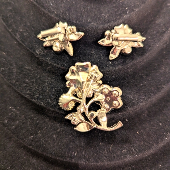 "AVON", Colorful Silver Tone,Enamel Flowers & Leaves Brooch w matching clip ons - Picture 2 of 3